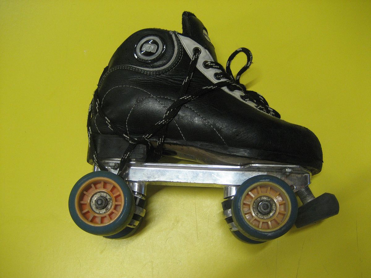 Ein Quad-Skate mit zwei Rollenpaaren und Stopper vorn.
