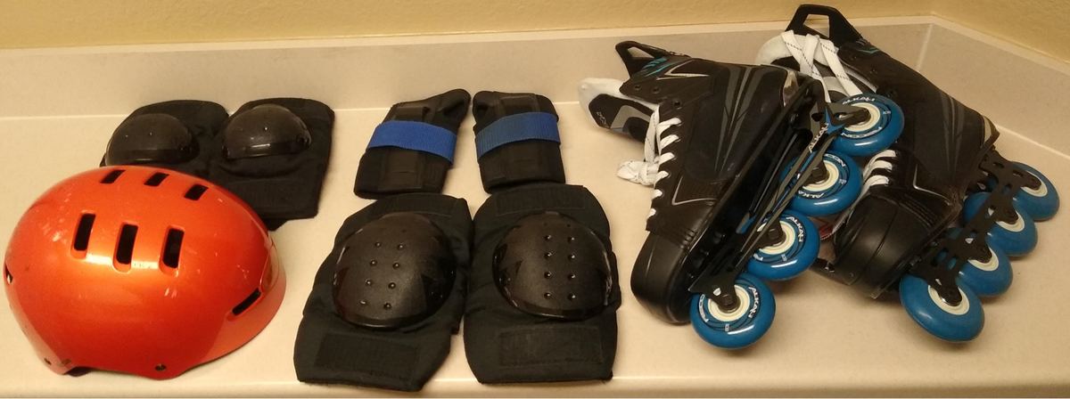 Typische Schutzausrüstung zum Inline-Skaten: Helm, Handgelenk-, Ellbogen- und Knieschoner.