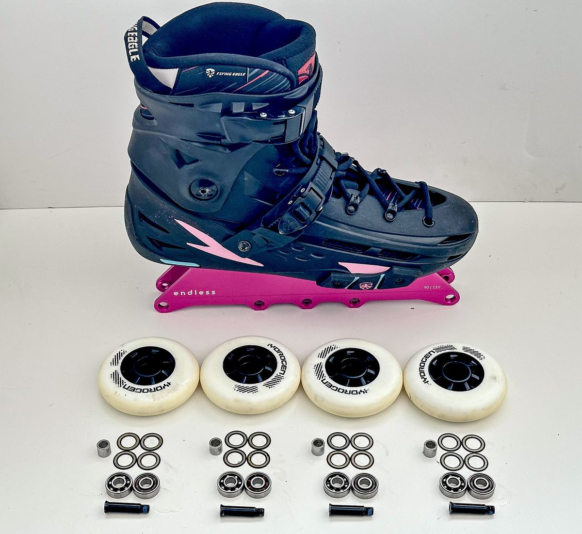 Ein zerlegter Inline-Skate: Schuh, Schiene, Rollen, Lager und Achsen.